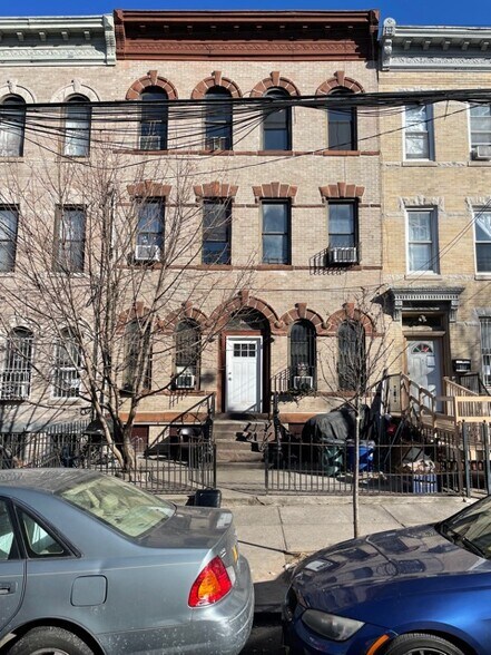 109 Saint Nicholas Ave, Brooklyn, NY à vendre - Photo principale – Image 1 sur 13