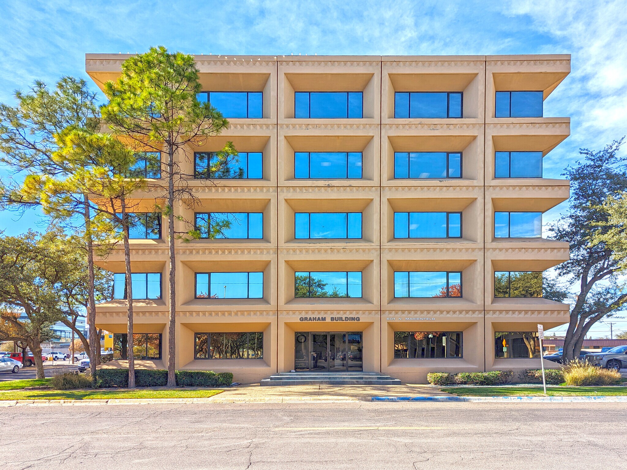 601 N Marienfeld St, Midland, TX à louer Photo principale– Image 1 sur 12