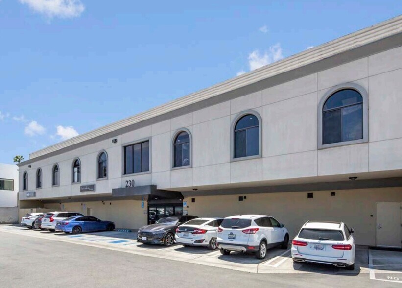 230 E 17th St, Costa Mesa, CA à louer - Photo de l’immeuble – Image 3 sur 4