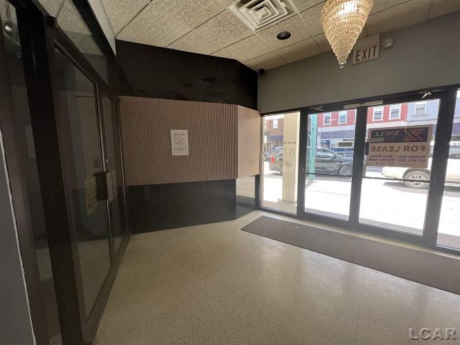 115-117 E Maumee St, Adrian, MI à vendre - Photo intérieure – Image 2 sur 15