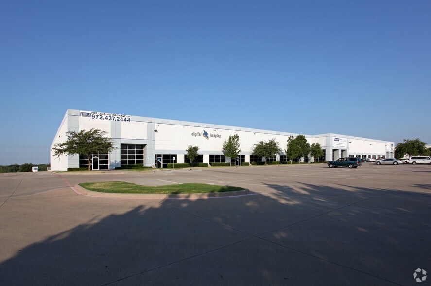 9755 Clifford Dr, Dallas, TX à louer - Photo de l’immeuble – Image 2 sur 6