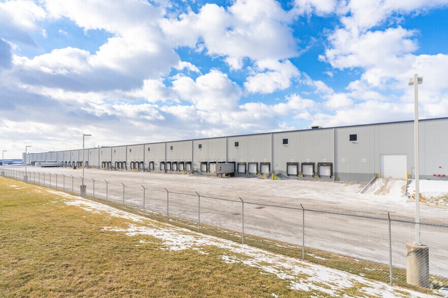 41 Martha Dr, Bethel, PA à louer - Photo de l’immeuble – Image 2 sur 5