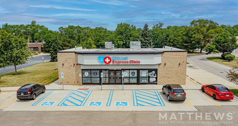 855-865 E Geneva Rd, Carol Stream, IL à vendre - Photo de l’immeuble – Image 1 sur 3