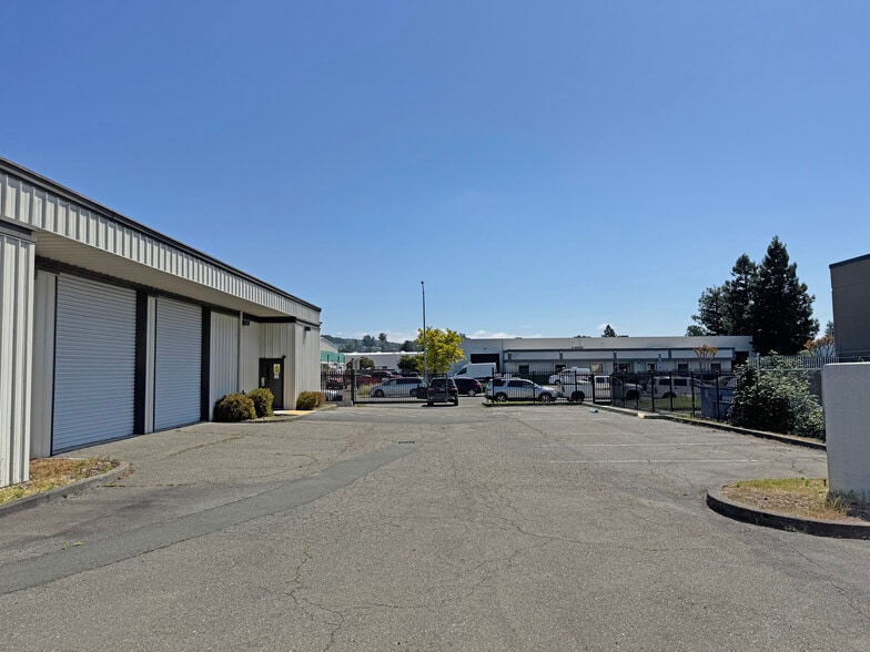 965 Piner Pl, Santa Rosa, CA à louer - Photo de l’immeuble – Image 3 sur 3