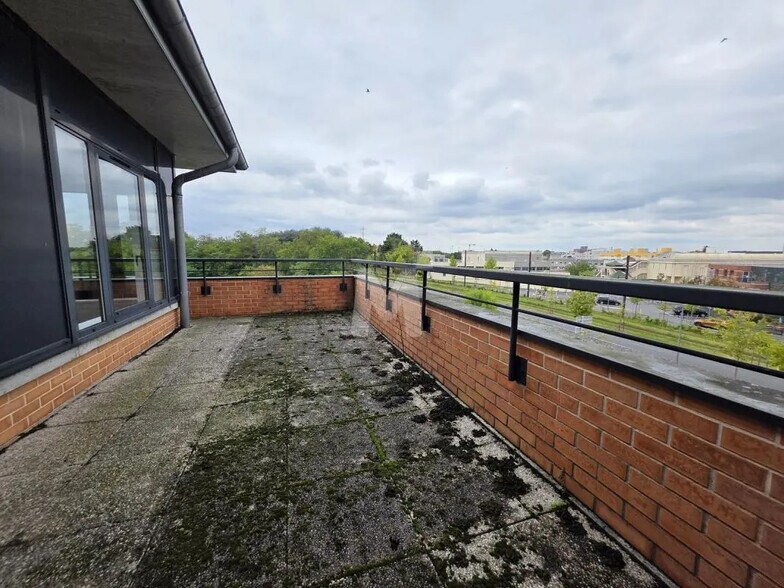 Bureau dans Évry-Courcouronnes à vendre - Photo de l’immeuble – Image 2 sur 9