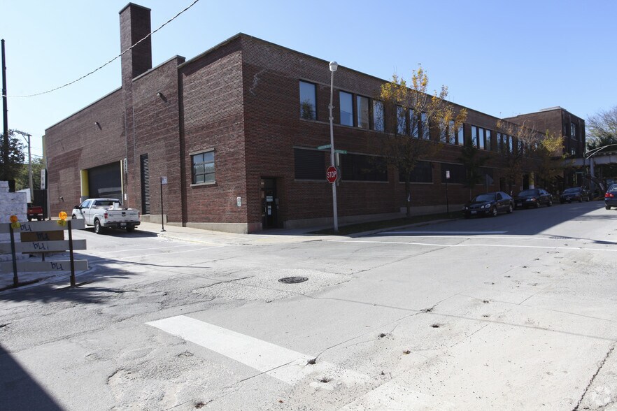 1801 W Berteau Ave, Chicago, IL à louer - Photo de l’immeuble – Image 3 sur 38