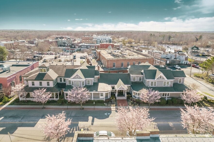 33 W 2nd St, Riverhead, NY à vendre - Photo de l’immeuble – Image 1 sur 25