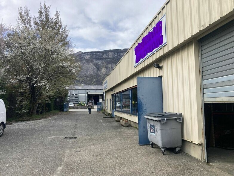 Local d'activités dans Crolles à vendre - Photo de l’immeuble – Image 1 sur 3