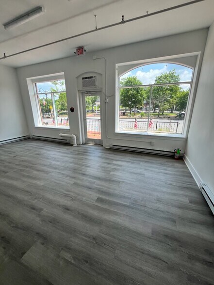 28 Charles Colman Blvd, Pawling, NY à louer - Photo de l’immeuble – Image 3 sur 5