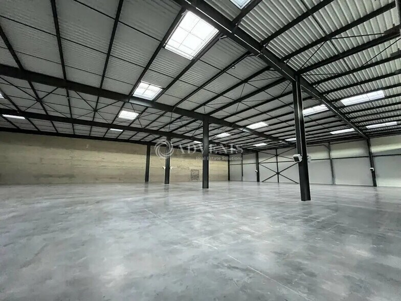 Industriel/Logistique dans Plaisir à louer - Photo de l’immeuble – Image 2 sur 8