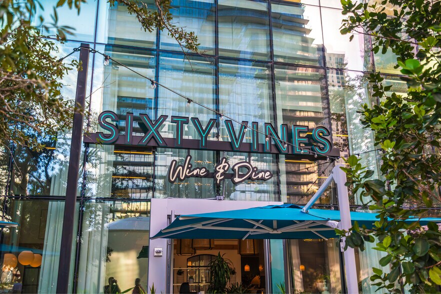 1010 NE 2nd Ave, Miami, FL à louer - Photo de l’immeuble – Image 2 sur 9