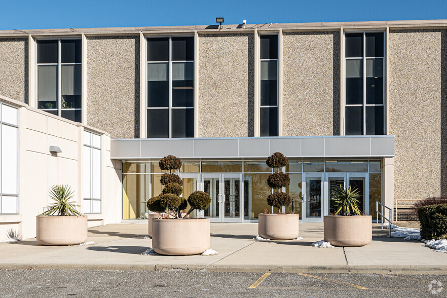 1065 Stewart Ave, Bethpage, NY à louer - Photo de l’immeuble – Image 3 sur 5