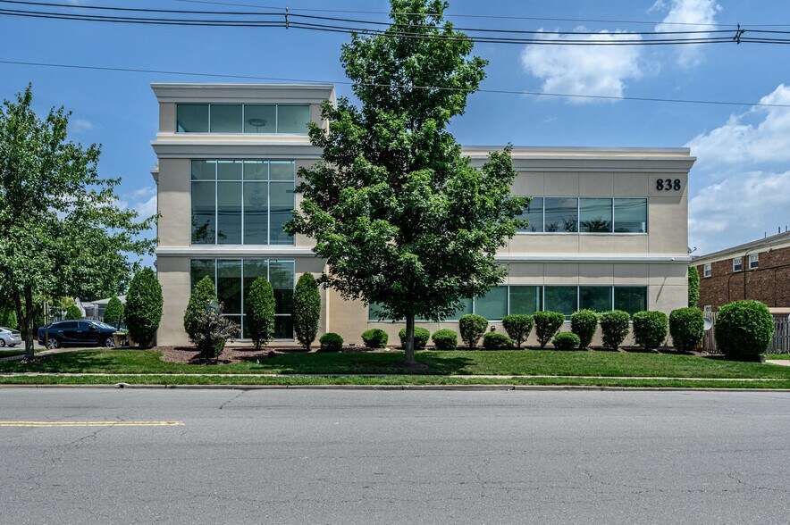 838 Green St, Iselin, NJ à louer - Photo de l’immeuble – Image 2 sur 17