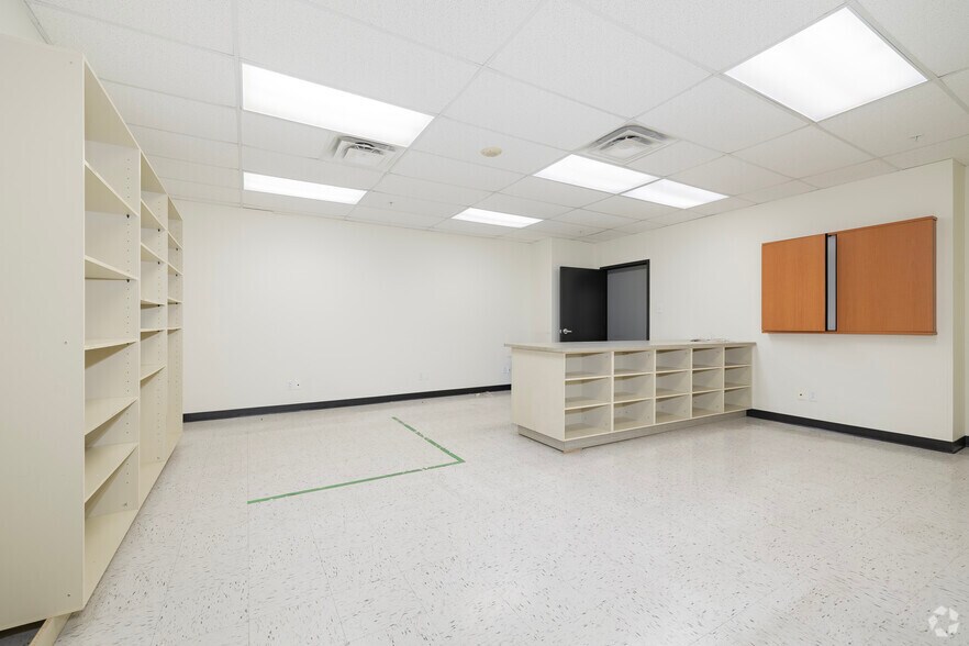 255 Boul Crémazie E, Montréal, QC à louer - Photo intérieure – Image 2 sur 27