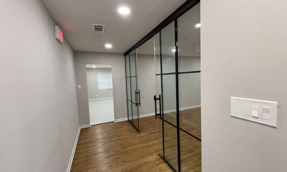 1517 Antoine Dr, Houston, TX à louer - Photo de l’immeuble – Image 3 sur 21