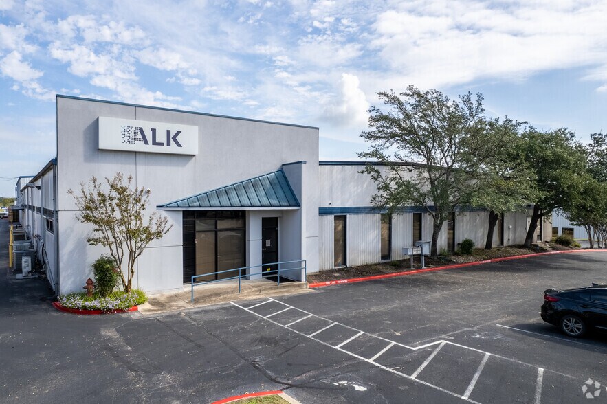 1700 Royston Ln, Round Rock, TX à louer - Photo principale – Image 1 sur 17