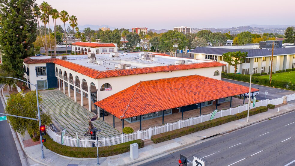 2021 E 4th St, Santa Ana, CA à vendre - Photo de l’immeuble – Image 1 sur 5