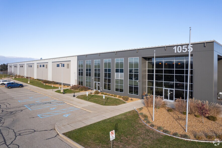 1055 7 Mile Rd NW, Comstock Park, MI à louer - Photo de l’immeuble – Image 1 sur 20