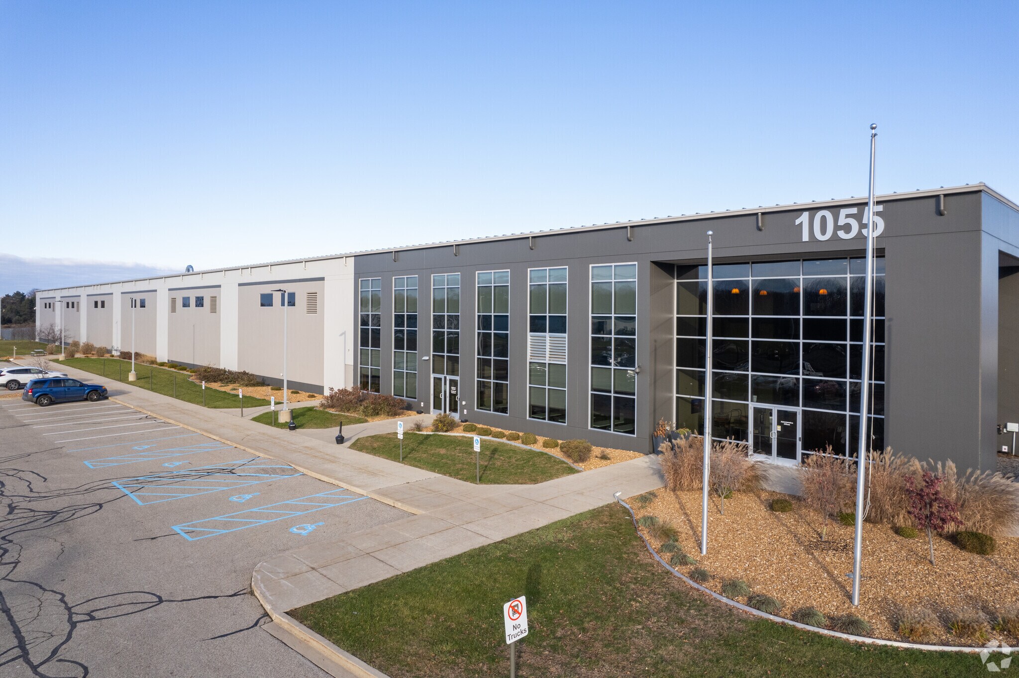 1055 7 Mile Rd NW, Comstock Park, MI à louer Photo de l’immeuble– Image 1 sur 21