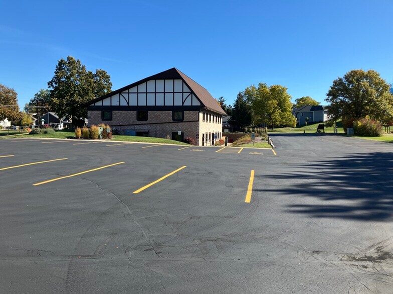 1305 Chestnut St, West Bend, WI à louer - Photo de l’immeuble – Image 3 sur 16