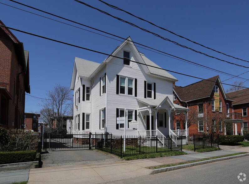 101 and 107 Oak St. Hartford CT portefeuille de 2 biens à vendre sur LoopNet.fr - Photo principale – Image 2 sur 32