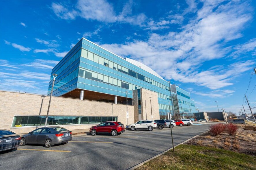 1555 Venetian Blvd, Point Edward, ON à louer - Photo de l’immeuble – Image 3 sur 18