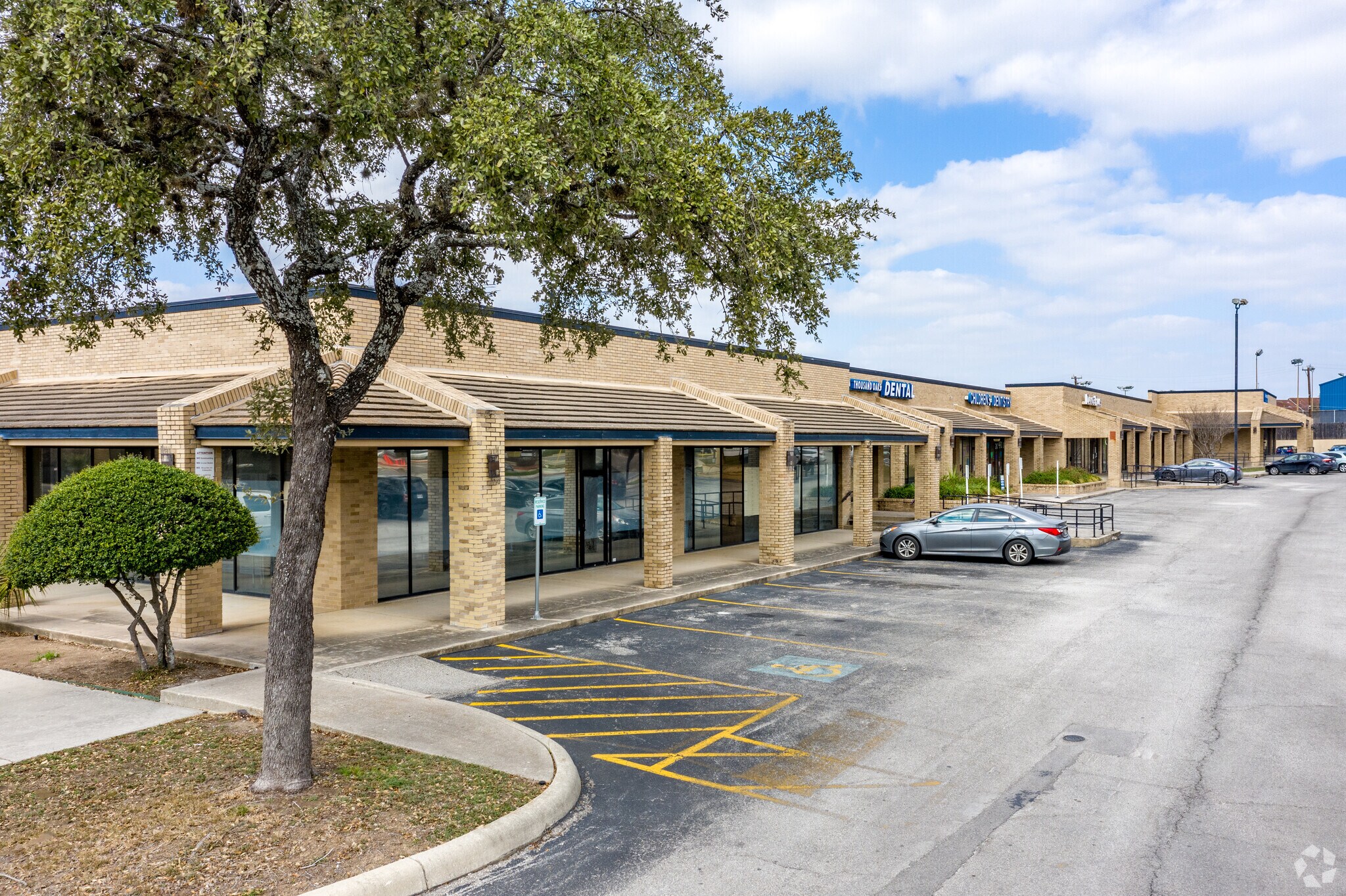 2235 Thousand Oaks Dr, San Antonio, TX à louer Photo principale– Image 1 sur 13