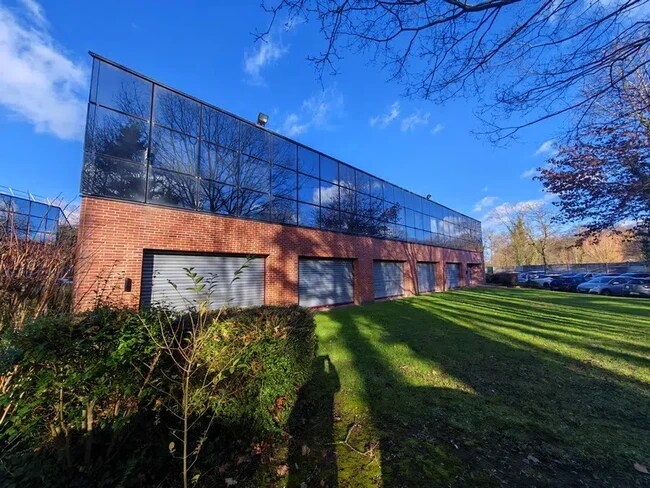 Plus de détails pour 2 Allée Hendrik Lorentz, Champs-sur-Marne - Bureau à louer
