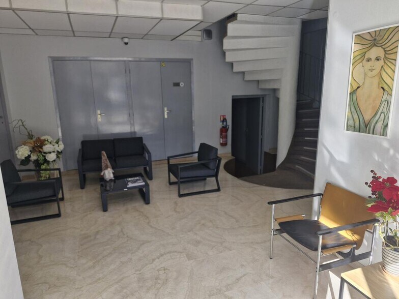 Bureau dans Mougins à louer - Hall d’entrée – Image 3 sur 12