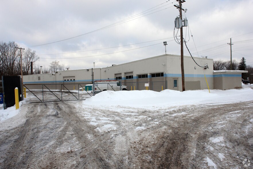 31015 Grand River Ave, Farmington, MI à louer - Photo de l’immeuble – Image 2 sur 10