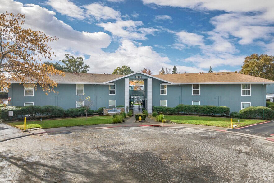 5500 Foothill Gardens Ct, Sacramento, CA à vendre - Photo principale – Image 1 sur 23