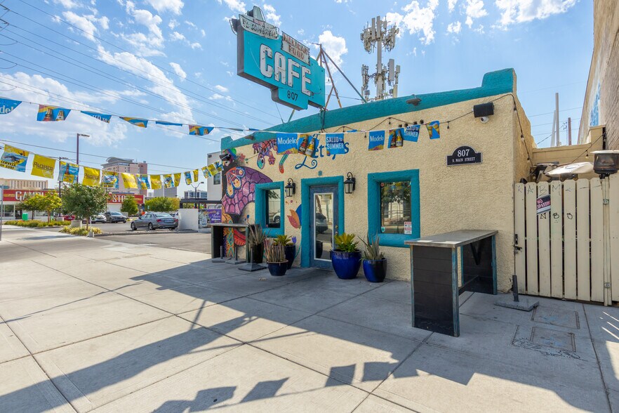 808 S 1st St, Las Vegas, NV à vendre - Photo de l’immeuble – Image 2 sur 32
