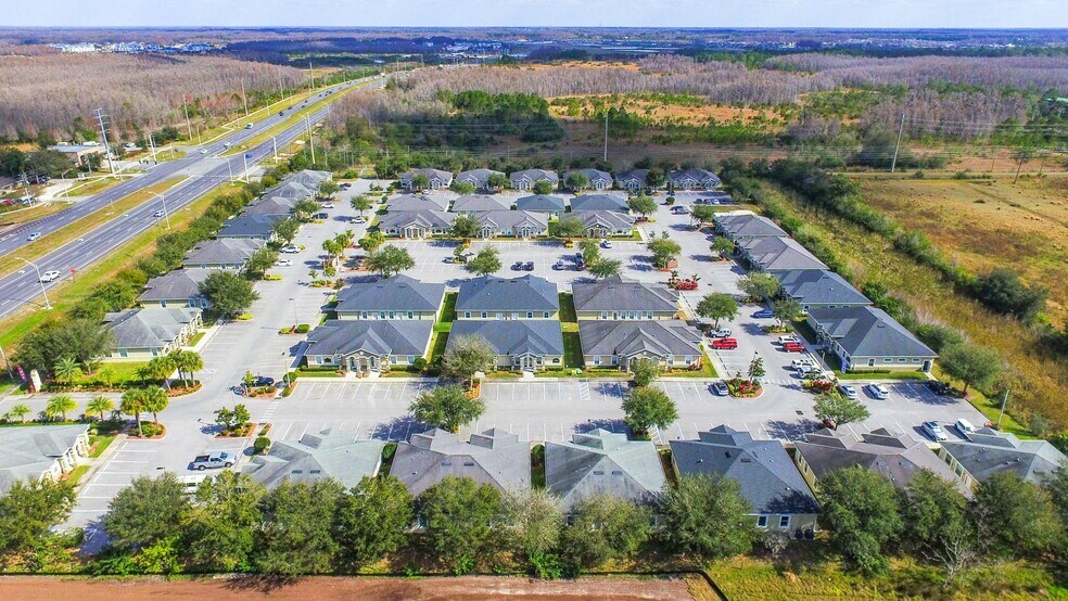 17807 Hunting Bow Cir, Lutz, FL à louer - Photo de l’immeuble – Image 1 sur 8