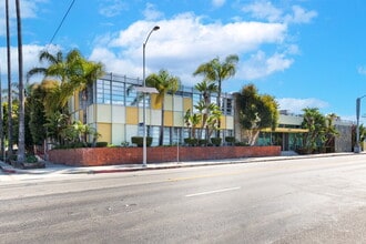 6121 Santa Monica Blvd, Los Angeles, CA à louer Photo intérieure– Image 1 sur 5