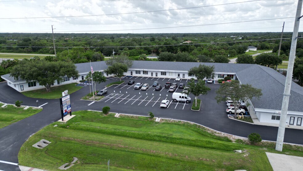 20020 Veterans Blvd, Port Charlotte, FL à louer - Photo de l’immeuble – Image 1 sur 3