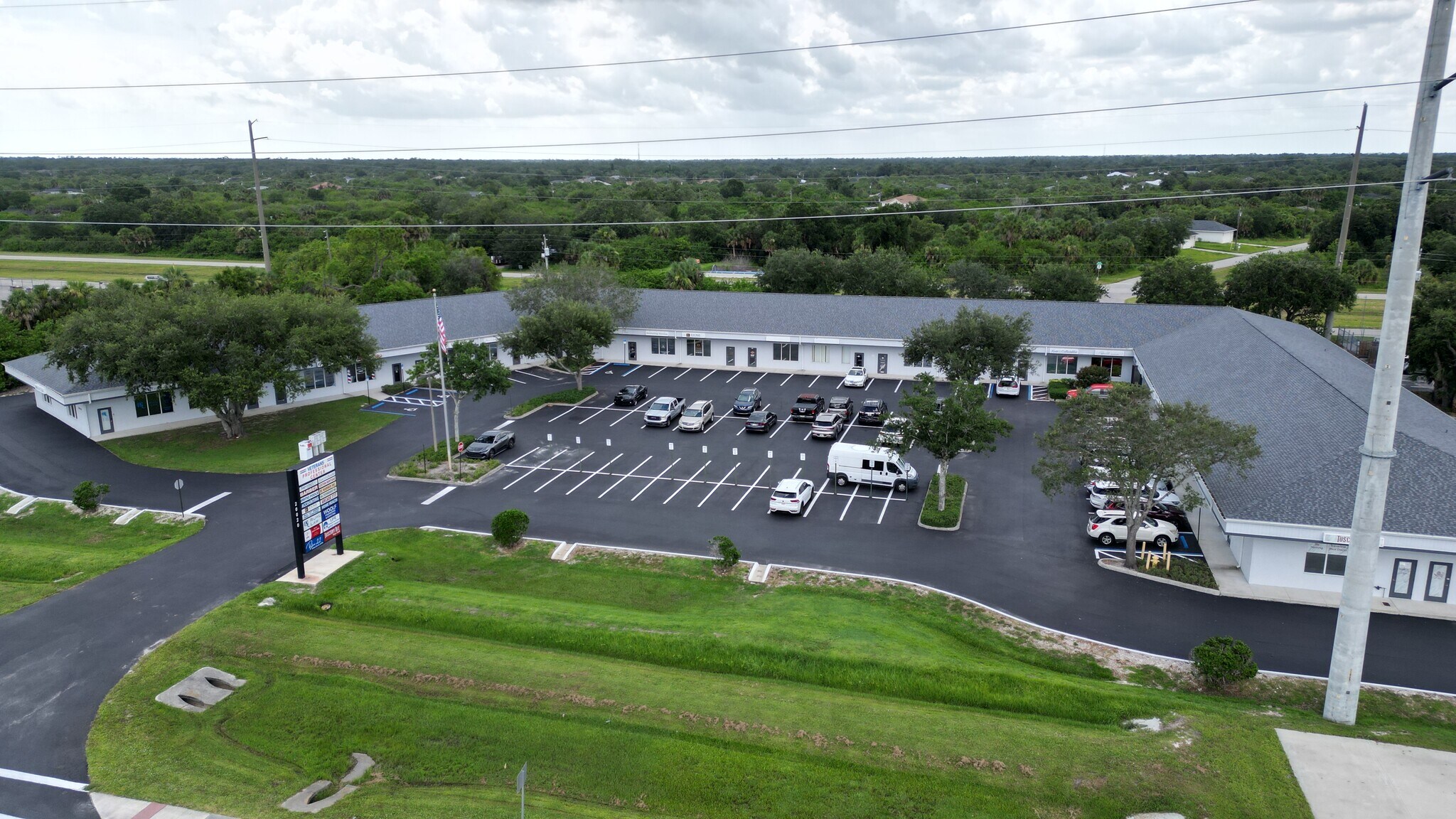 20020 Veterans Blvd, Port Charlotte, FL à louer Photo de l’immeuble– Image 1 sur 4