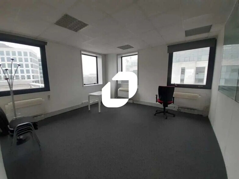 Bureau dans Saint-Denis à louer - Photo de l’immeuble – Image 3 sur 6