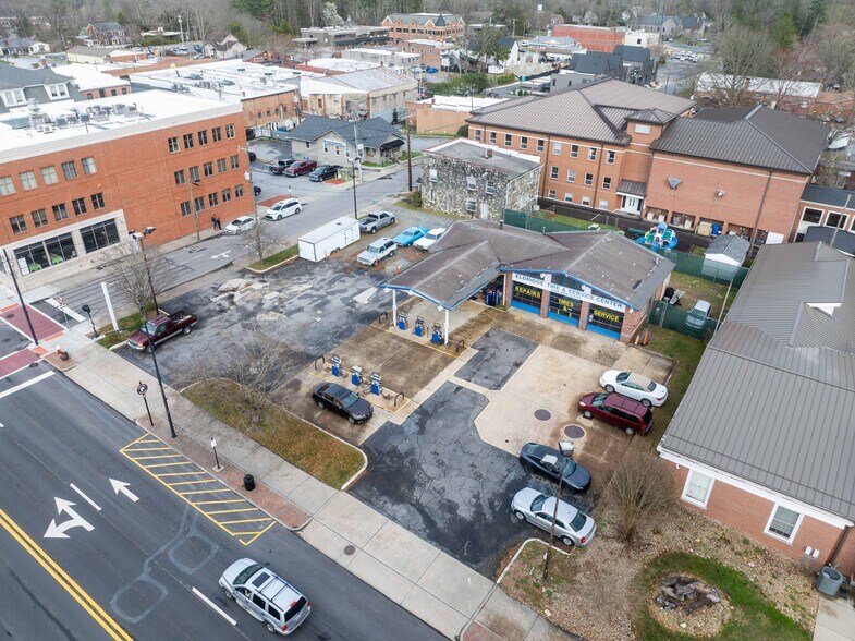 81 S Broad St, Brevard, NC à louer - Photo de l’immeuble – Image 2 sur 4