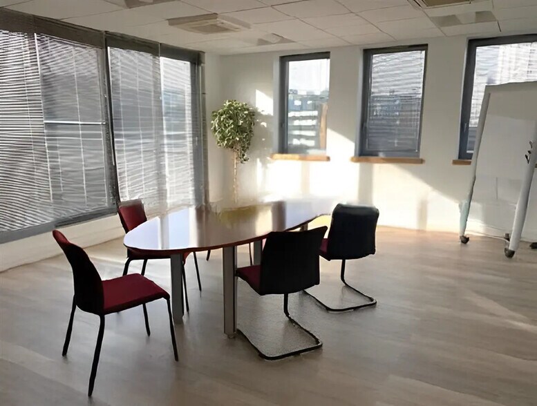 Bureau dans Nanterre à louer - Photo de l’immeuble – Image 3 sur 5