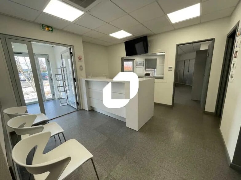 Bureau dans Saint-Jean-d'Illac à louer - Photo intérieure – Image 2 sur 8