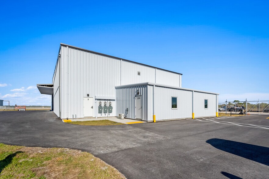 2590 Airport North Dr, Vero Beach, FL à louer - Photo de l’immeuble – Image 3 sur 7