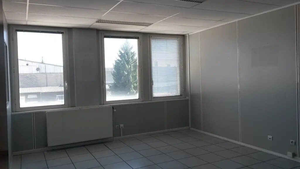 Bureau dans Vénissieux à louer Photo de l’immeuble– Image 1 sur 2
