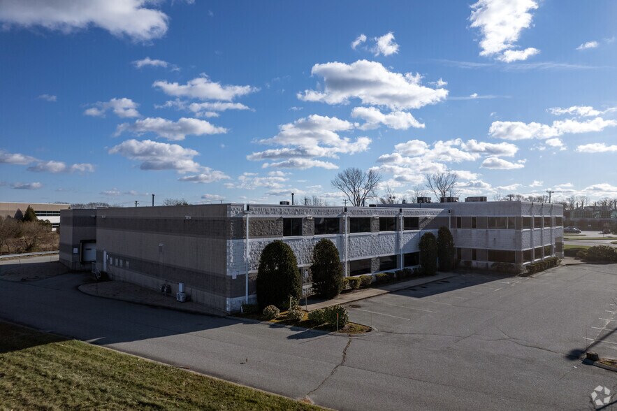 200 Circuit Dr, North Kingstown, RI à vendre - Photo de l’immeuble – Image 3 sur 6