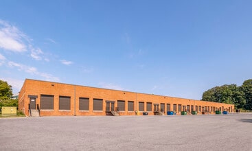 2505 Lord Baltimore Dr, Windsor Mill, MD à louer Photo de l’immeuble– Image 2 sur 2