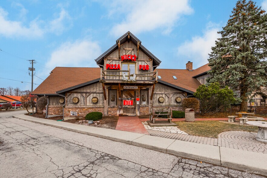 856 Pyott Rd, Crystal Lake, IL à vendre - Photo de l’immeuble – Image 1 sur 11