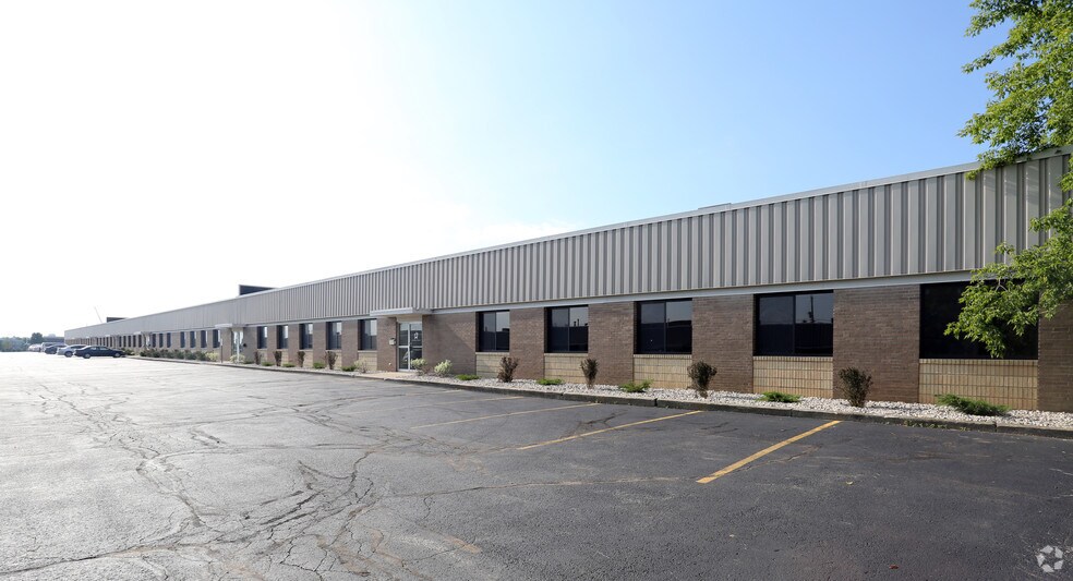 3695 N 126th St, Brookfield, WI à louer - Photo de l’immeuble – Image 3 sur 3