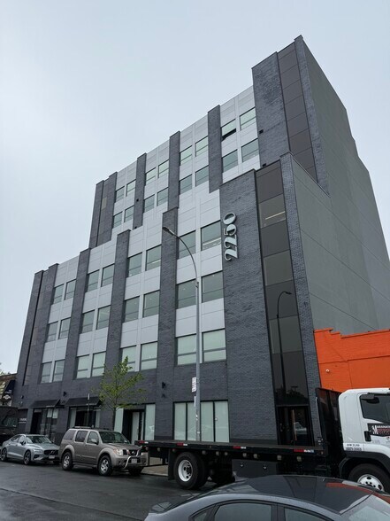 2250 59th St, Brooklyn, NY à louer - Photo de l’immeuble – Image 1 sur 11