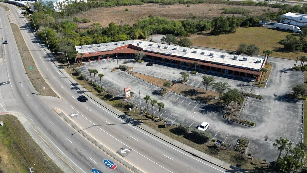 701 JC Center Ct, Port Charlotte, FL à louer - Photo de l’immeuble – Image 2 sur 10