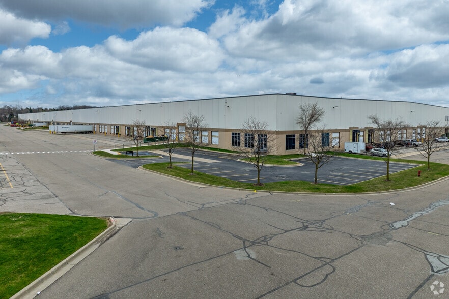 325 W Silverbell Rd, Orion Township, MI à louer - Photo de l’immeuble – Image 3 sur 6