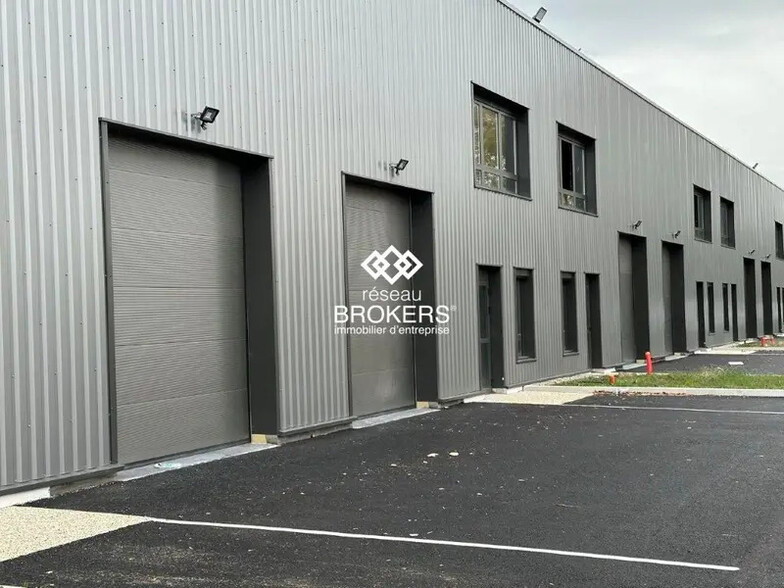 Local d’activités dans Bourgoin-Jallieu à louer - Photo de l’immeuble – Image 3 sur 17